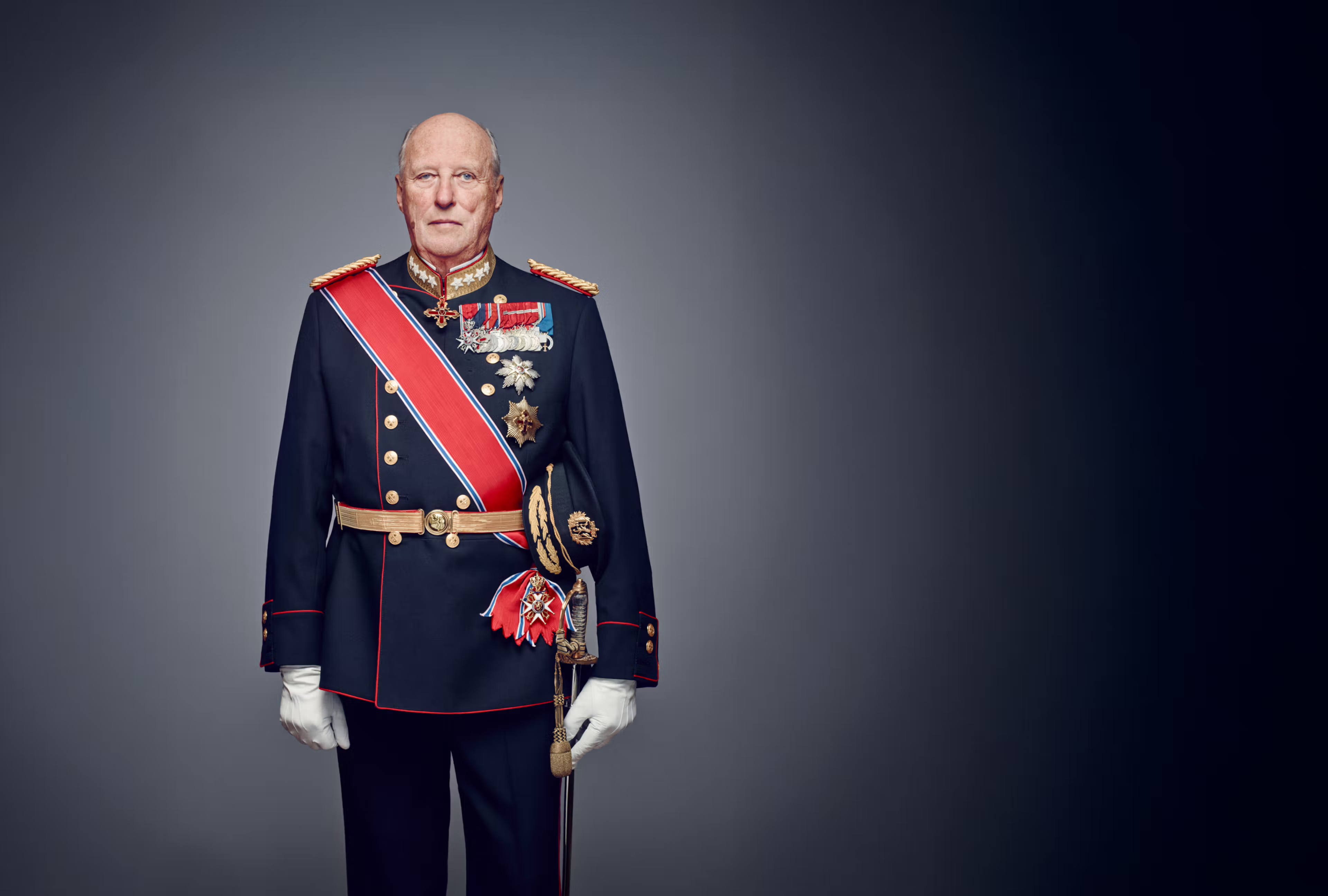 Hans Majestet Kong Harald i uniform