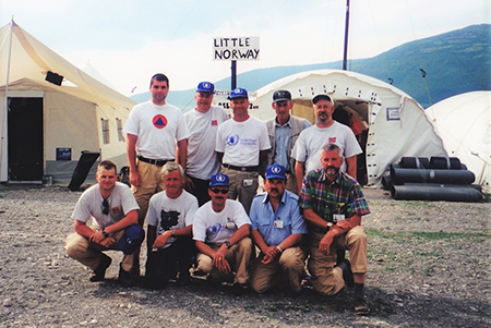 Et samlet NST-team klare for sitt første oppdrag, Albania 1999.