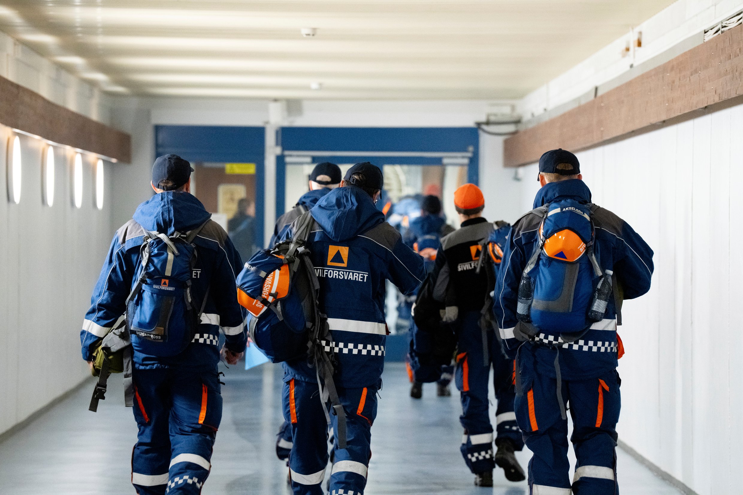 Uniformerte mannskaper i Sivilforsvaret går i en gang i forbindelse med øvelse