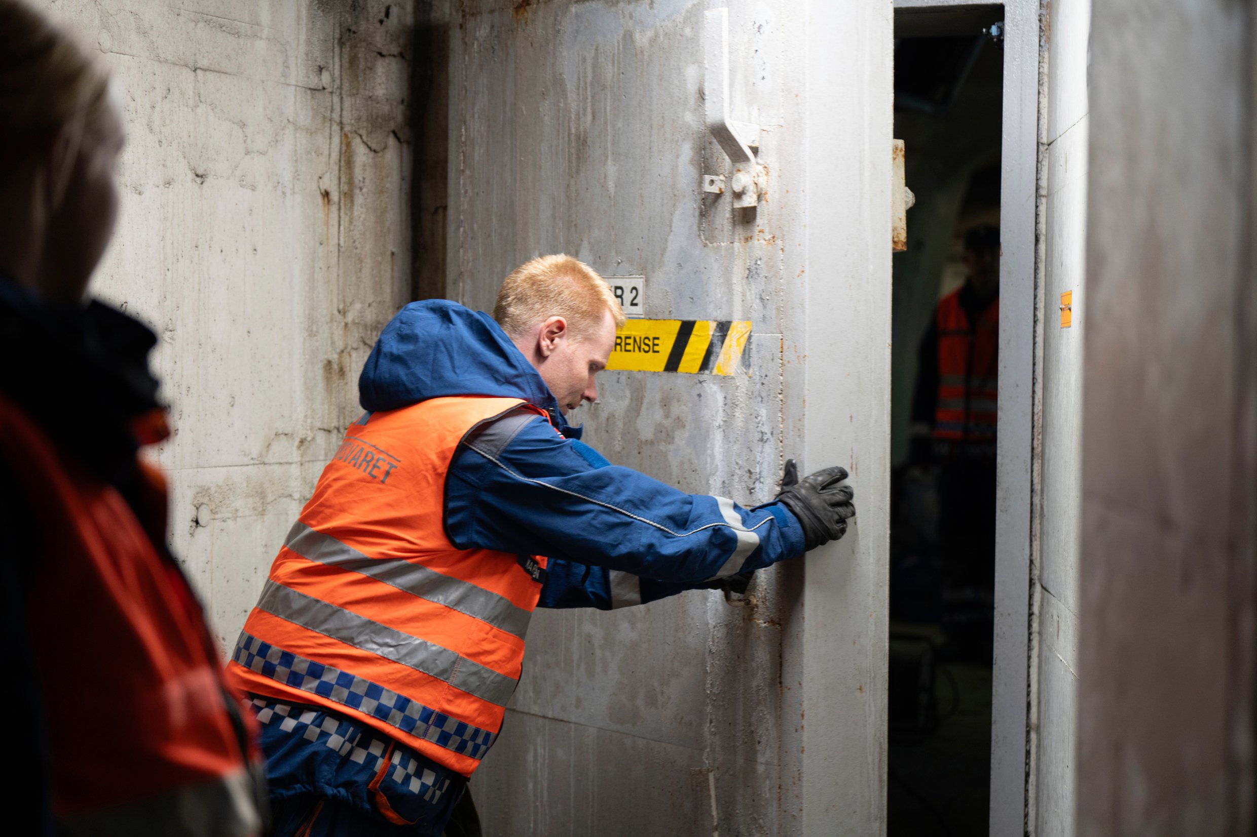 Sivilforsvaret lukker dør til tilfluktsrom under øvelse Oslo 2023