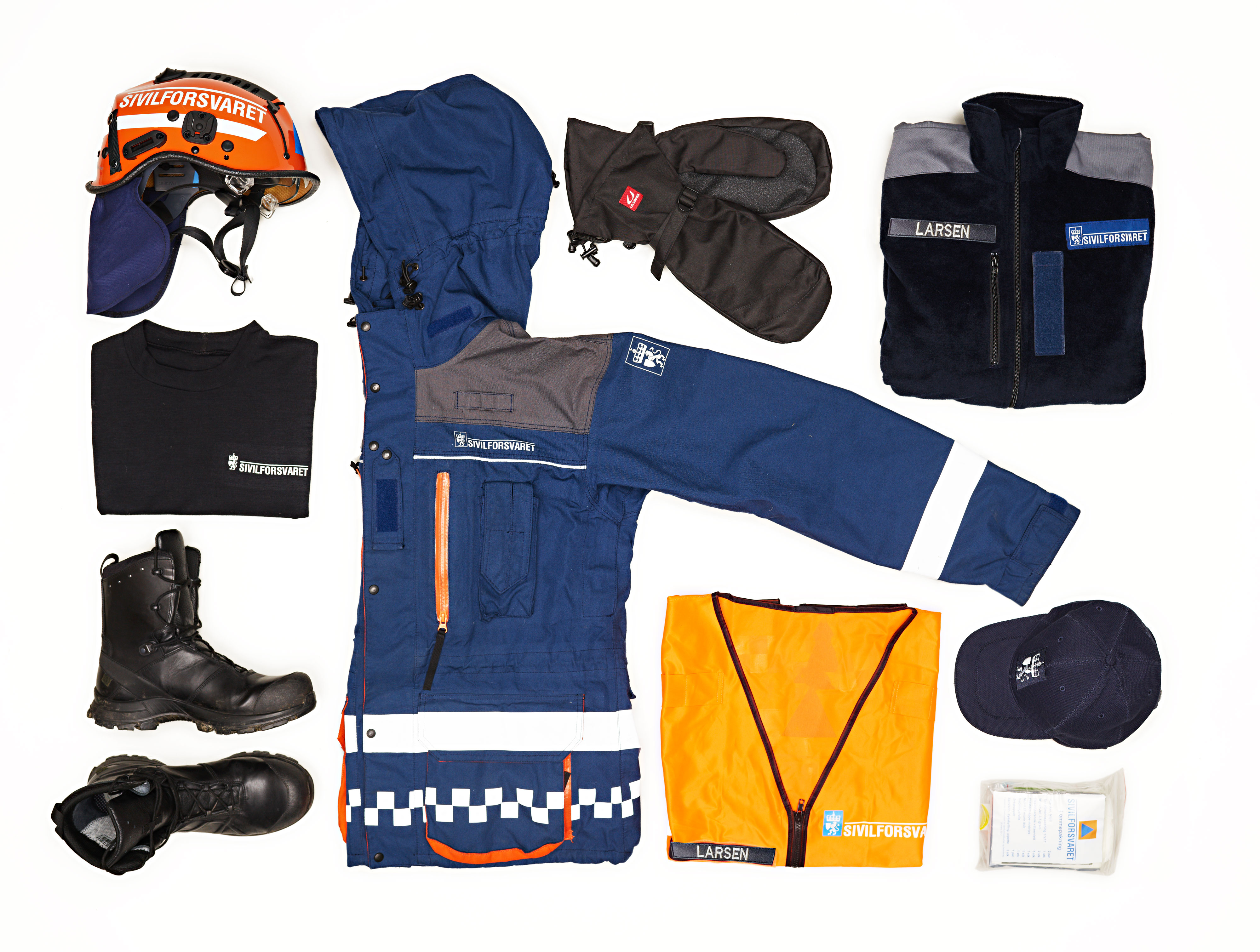 Illustrasjon av alle elementene i Sivilforsvarets innsatsuniform
