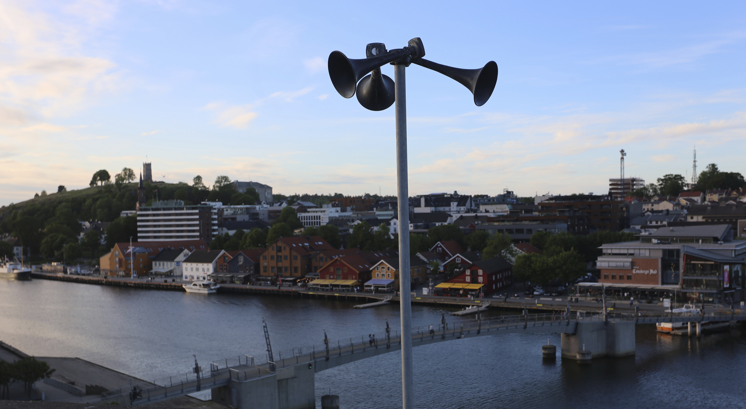 Tyfoner mot blå himmel. I bakgrunnen ses Tønsberg by.